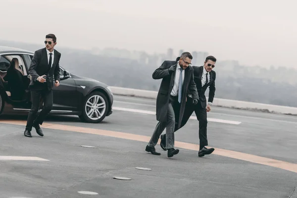 Guarda Costas Protegendo Homem Negócios Seu Caminho Carro — Fotografia de Stock