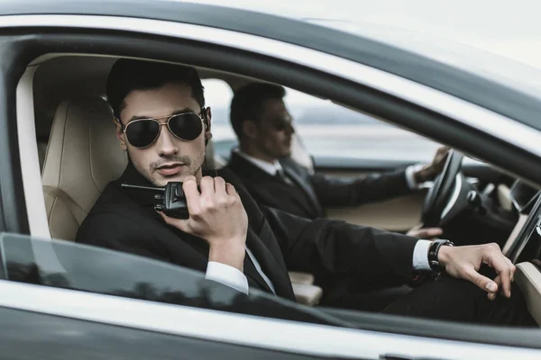 Testőr Beszél Hordozható Rádió Autóban Ülve Napszemüveg — Stock Fotó
