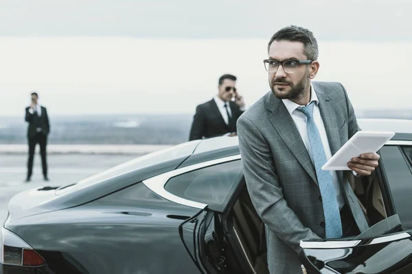 Hombre Negocios Saliendo Del Coche Sosteniendo Tableta Mano — Foto de Stock