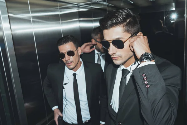 Politicien Couvrant Visage Avec Main Tout Tenant Dans Ascenseur Images De Stock Libres De Droits