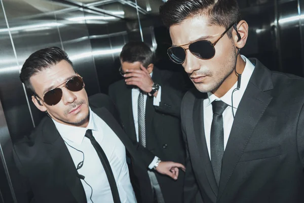 C&eacute;l&eacute;brit&eacute; Couvrant Visage Main Dans Ascenseur Photos De Stock Libres De Droits