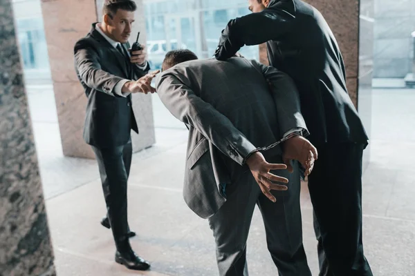 Image Recadr&eacute;e Gardes S&eacute;curit&eacute; Arr&ecirc;tant D&eacute;linquant Parlant Par Radio Portable Images De Stock Libres De Droits