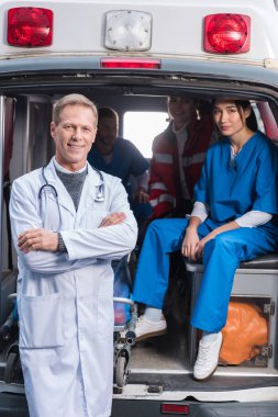 Ambulans doktorlar kameraya arıyor takım çalışma
