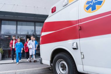 ilk yardım ekibi hastaneden ambulans için gidiş 