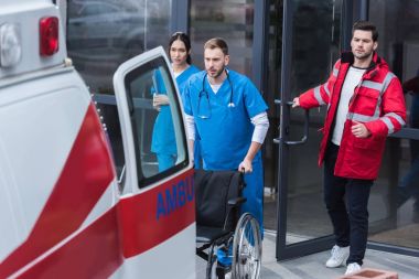 Sağlık görevlileri tekerlekli sandalye hastaneden ambulans hareket.