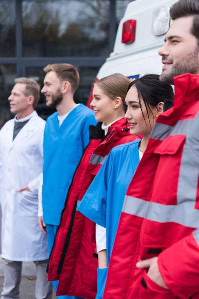 Sidovy Ambulanspersonal Arbetar Teamet Stående Framför Bil — Stockfoto