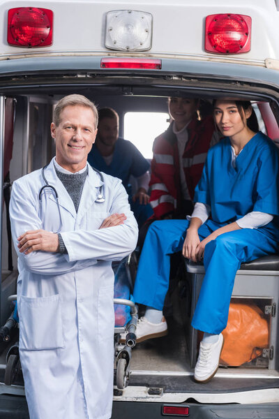 Врачи скорой помощи смотрят в камеру
