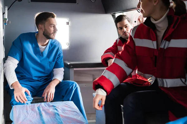 Tres Médicos Ambulancia Sentados Coche — Foto de Stock