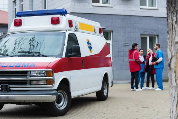 Cuatro Médicos Ambulancia Hablando Pie Cerca Del Coche —  Fotos de Stock