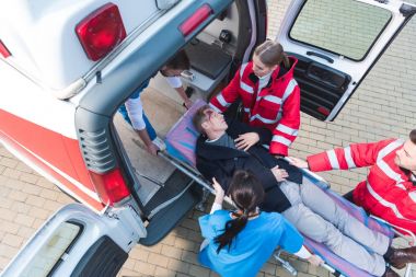 ilk yardım ekibinin hareketli havai görünümü adam ambulans sedye üzerinde arabaya yaralandı.