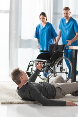 Doktorlar yardım etmek isteyen olgun adam düştü