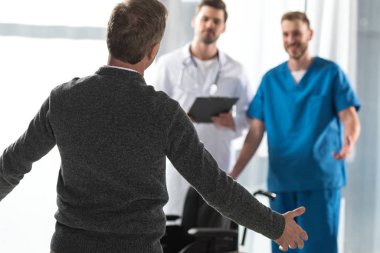 sağlıklı hasta ile açmak için doktorlar gülümseyen silah