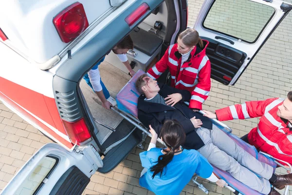 Ilk Yardım Ekibinin Hareketli Havai Görünümü Adam Ambulans Sedye Üzerinde — Stok fotoğraf