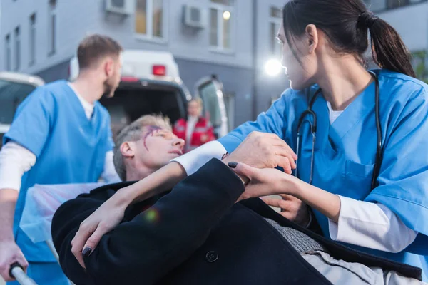 Ambulanspersonal Flyttar Sårade Mogen Man Ambulans Bår — Stockfoto