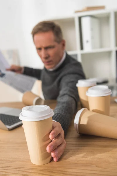 Cansado Hombre Negocios Mediana Edad Tomando Una Taza Café Desechable — Foto de Stock