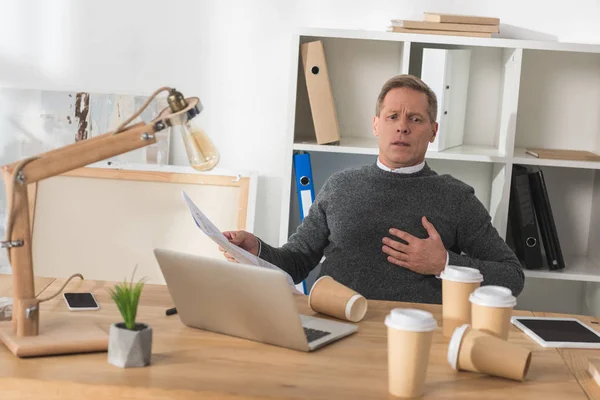 Middle Aged Man Having Heart Attack Office — Stock Photo, Image