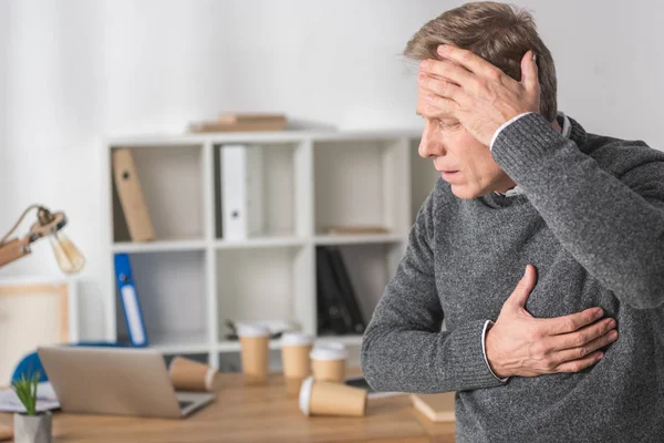 Mellersta Man Har Huvudvärk Och Hjärtinfarkt — Stockfoto