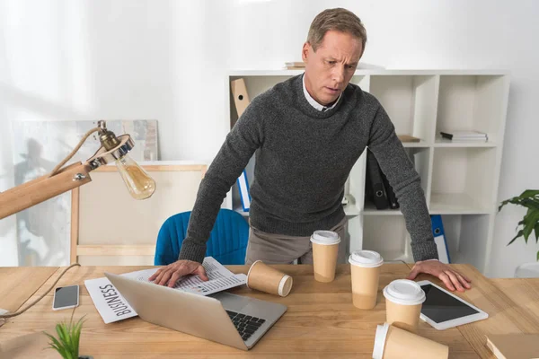 Reifer Mann Fühlt Sich Schlecht Und Lehnt Sich Büro Auf — Stockfoto