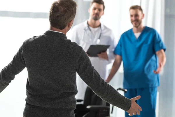 Healthy Patient Going Open Arms Smiling Doctors — Stock Photo, Image