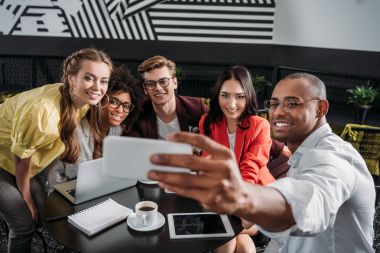 Grup genç arkadaşlar selfie café'de alarak