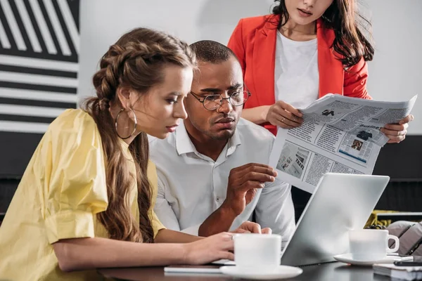 Jeunes Gens Affaires Modernes Travaillant Ensemble — Photo