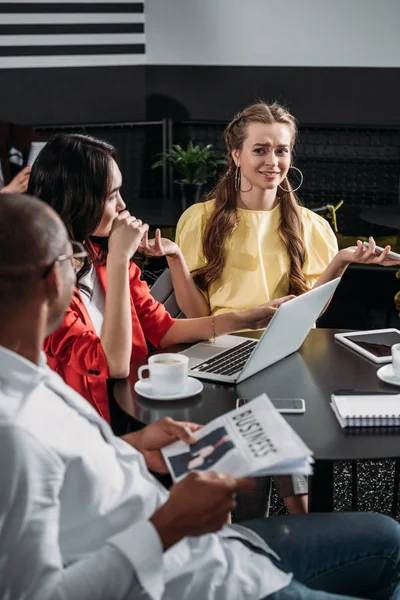 Socios Empresariales Jóvenes Que Cotrabajan Juntos Cafetería — Foto de Stock