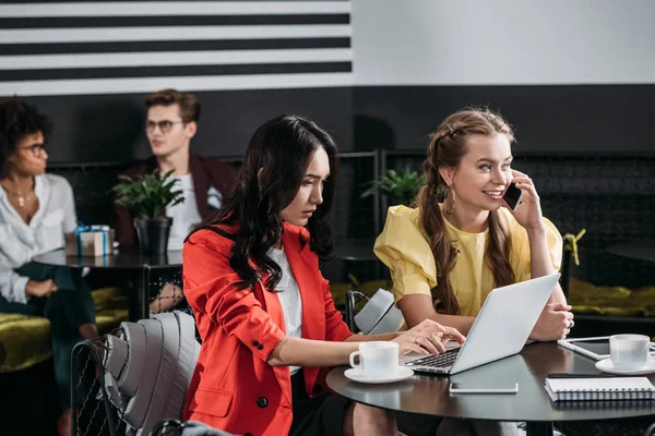 Jóvenes Hermosas Empresarias Que Trabajan Juntas Cafetería — Foto de stock gratis