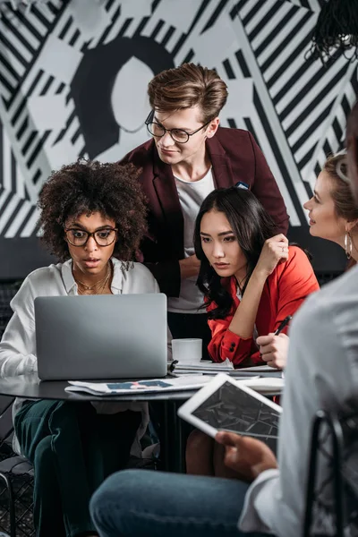 Grupo Jóvenes Socios Negocios Interesados Mirando Computadora Portátil Juntos —  Fotos de Stock