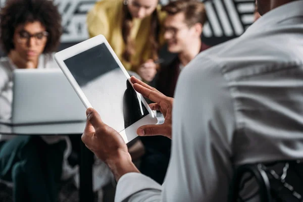 Człowiek Pomocą Tabletu Jego Partnerów Biznesowych Tle — Zdjęcie stockowe