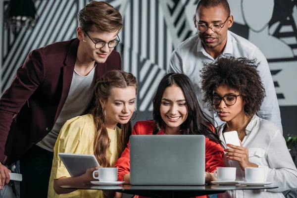 Multi Etnische Groep Gelukkige Vrienden Kijken Naar Laptop Café — Stockfoto