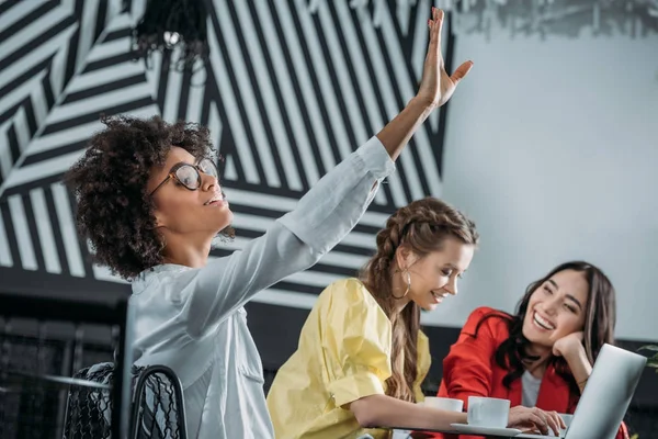 Grupp Multietniskt Unga Affärskvinnor Som Arbetar Tillsammans Café — Gratis stockfoto