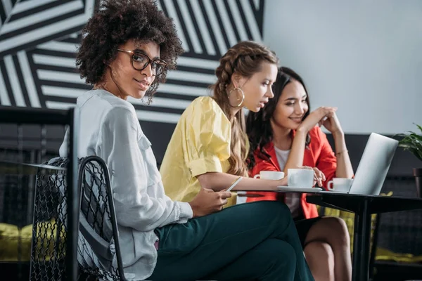 Grupo Empresarias Multiétnicas Que Trabajan Juntas Cafetería — Foto de Stock