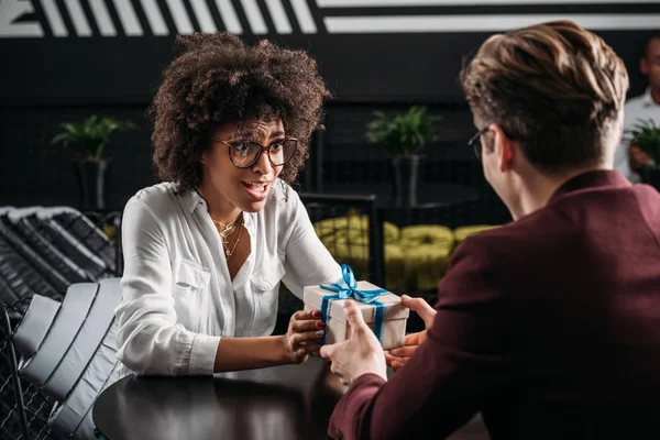 Surprised Young Woman Taking Anniversary Gift Boyfriend — Stock Photo, Image