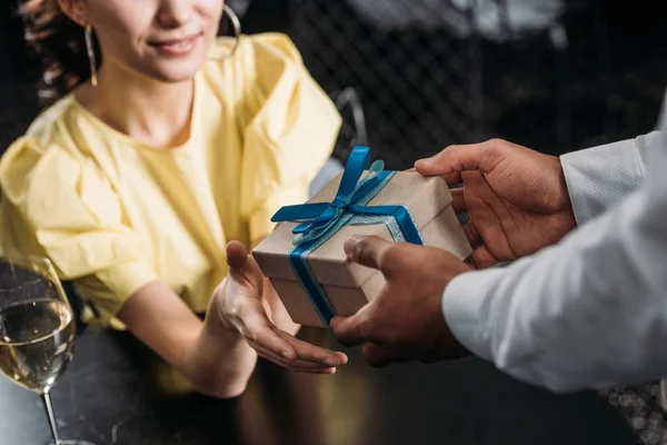 Beskuren Bild Vacker Kvinna Tar Gåva Från Pojkvän — Stockfoto