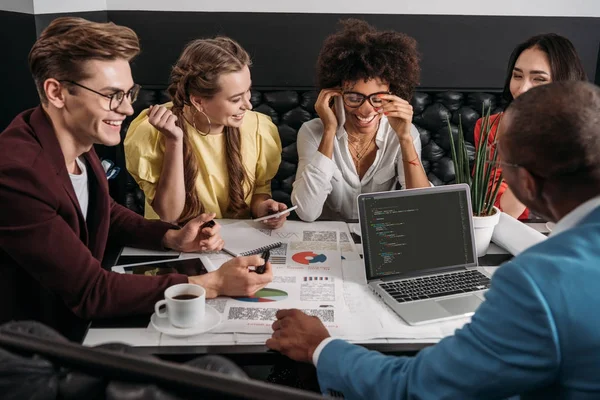 Heureux Groupe Collègues Affaires Travaillant Ensemble Dans Café — Photo