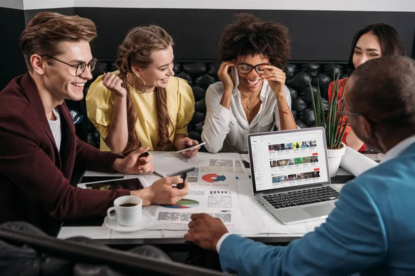 Groupe Collègues Affaires Faisant Paperasserie Ensemble Dans Café — Photo