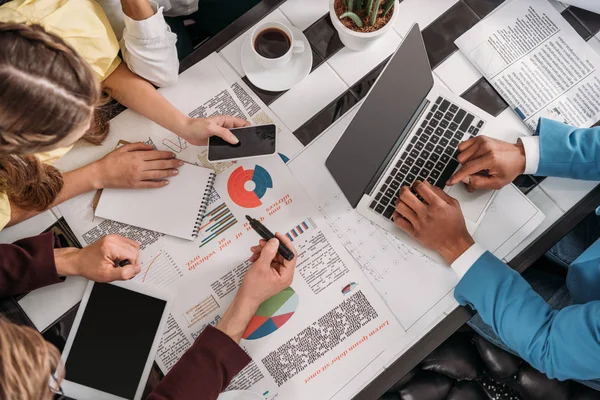 Hoge Hoekmening Van Zakelijke Mensen Wotking Elkaar — Stockfoto