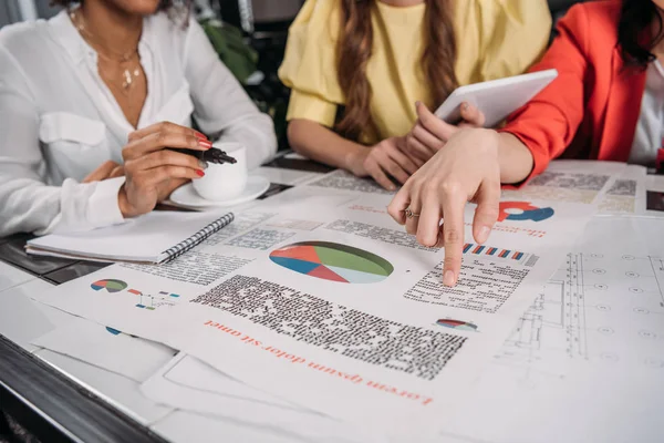 Bijgesneden Schot Van Vrouwelijke Ondernemers Doen Papierwerk — Stockfoto