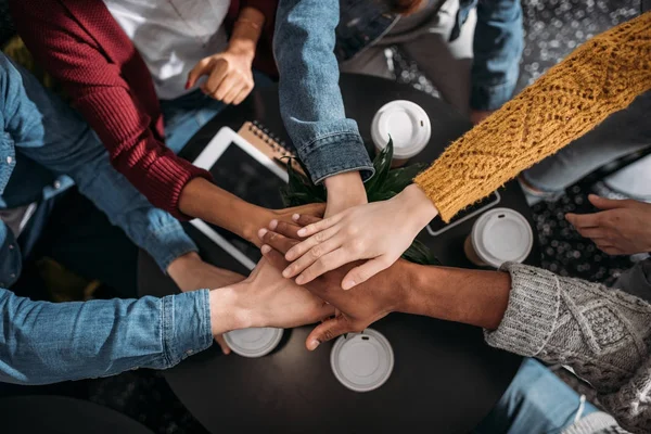 Vue Dessus Des Gens Faisant Geste Équipe Dans Café — Photo