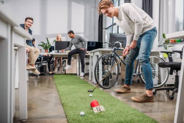 mutlu insanlar modern ofis Mini Golf golf oynamak 