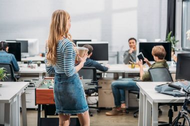 Kahve için modern ofis getiren genç Kafkas kadın