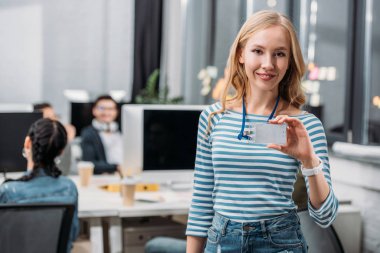 modern ofis adı etiketi gösterilen genç beyaz kız