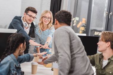 neşeli çok kültürlü iş takım modern ofis boyuyla yığını yapma