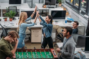 modern ofisindeki tablo futbol zaferini kutluyor arkadaşları