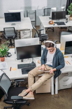 boş modern ofis müzik dinleme genç adam