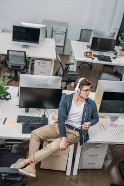 boş modern ofis müzik dinleme genç adam