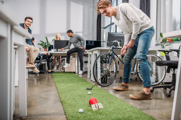 Boldog Ember Játszik Mini Golf Modern Irodában — Stock Fotó