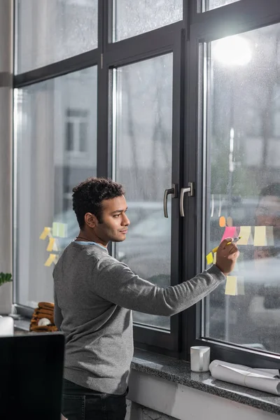 Junger Mann Macht Sich Notizen Auf Aufkleber Fenster — Stockfoto