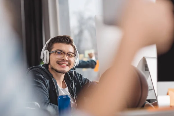 Jovem Fones Ouvido Escritório Moderno — Fotografia de Stock