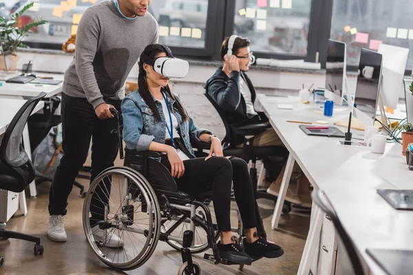 Kobieta Wózku Inwalidzkim Przy Użyciu Okulary Wirtualnej Rzeczywistości Nowoczesnym Biurze — Zdjęcie stockowe